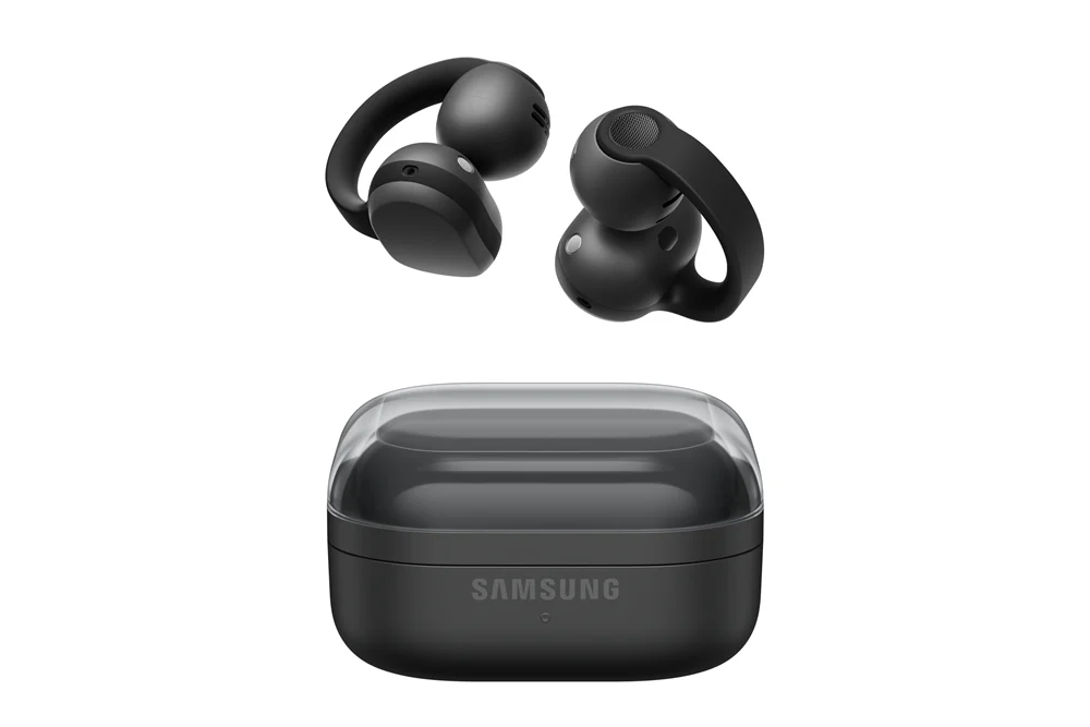 Galaxy Buds On em preto ao lado do estojo de carregamento