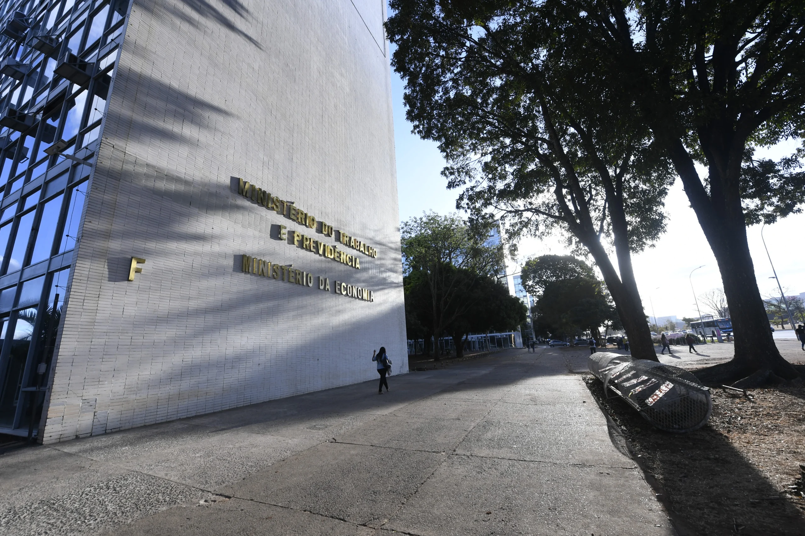 Fachada do bloco F da Esplanada dos Ministérios em Brasília, fotografada em 2022