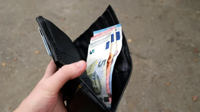 Cédulas de euro guardadas em uma carteira, imagem ilustrativa do câmbio europeu
