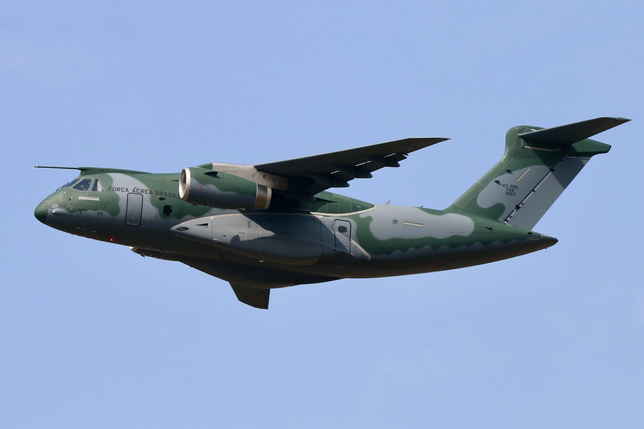 KC-390 Millennium da Força Aérea Brasileira em voo, com pintura camuflada e dois motores a jato