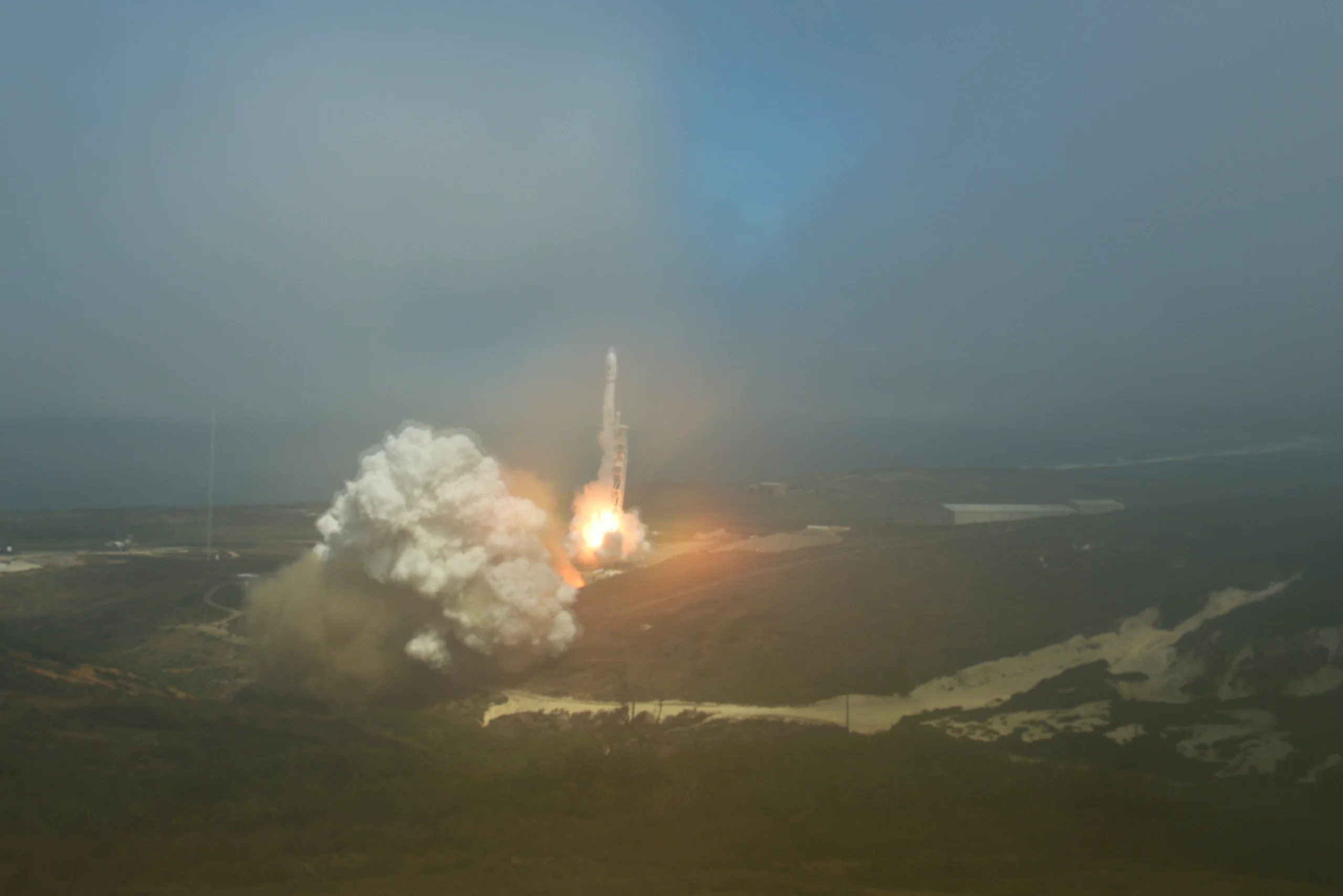 Falcon 9 decolando do complexo de lançamento 4 em Vandenberg, Califórnia
