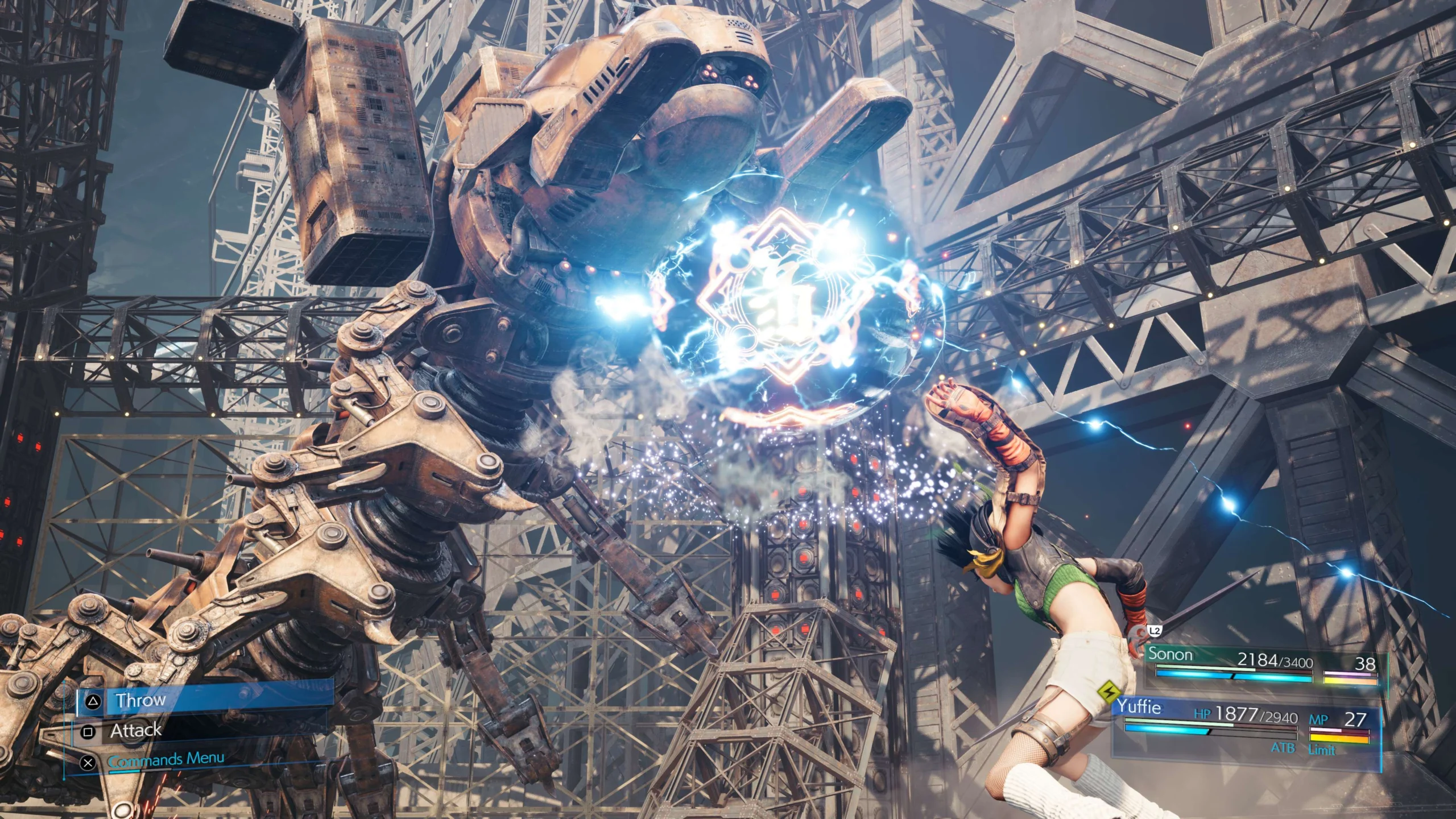 Yuffie enfrenta um inimigo mecânico durante uma batalha de Final Fantasy VII Remake Intergrade