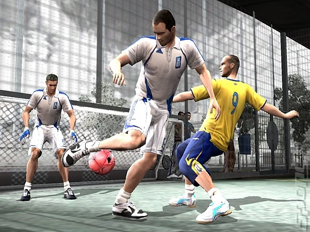 Disputa de bola em FIFA Street 2 com jogador de uniforme branco e adversário amarelo