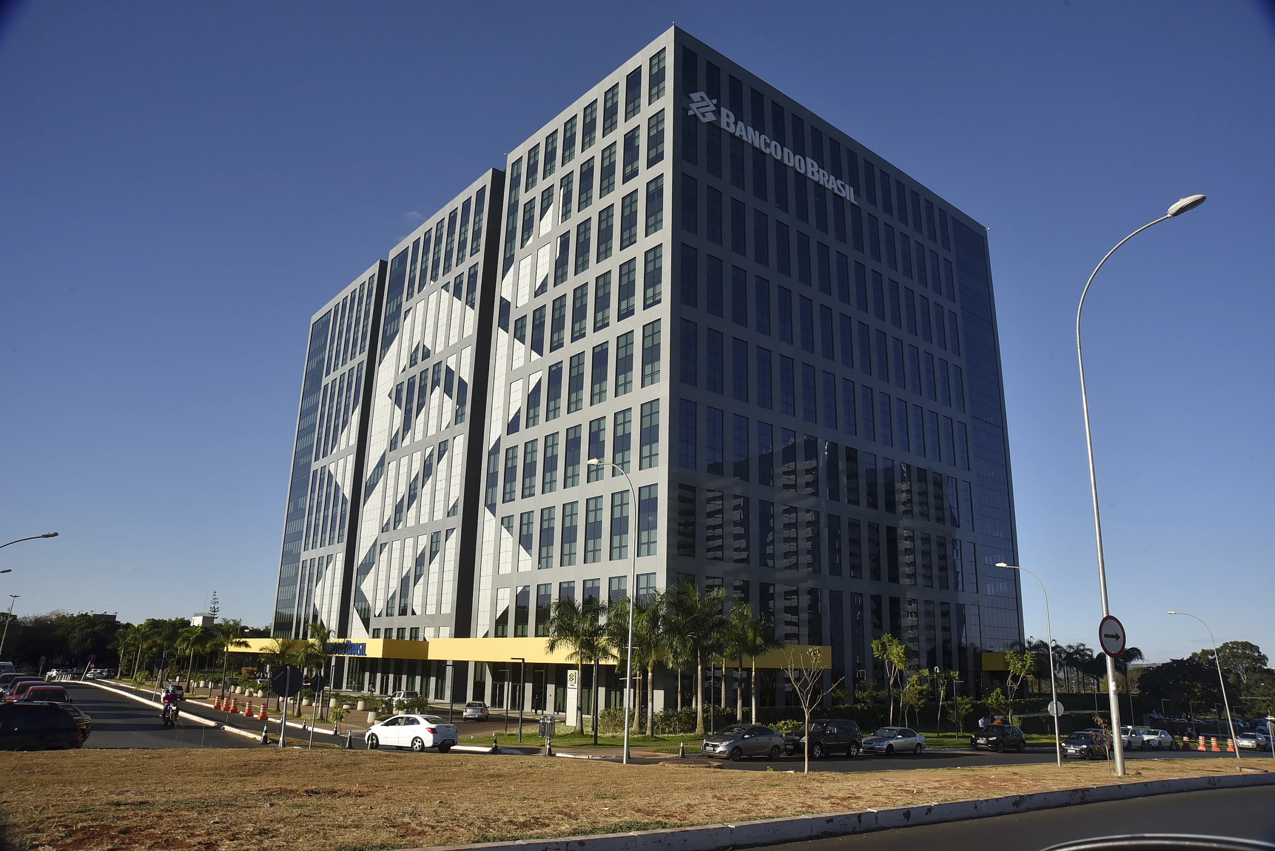Edifício-sede do Banco do Brasil em Brasília visto a partir da rua