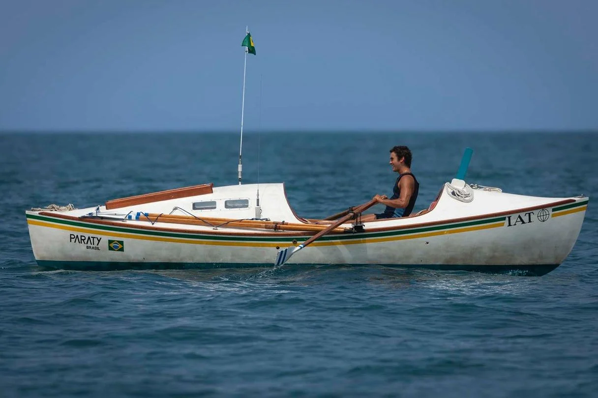 Filipe Bragança interpreta Amyr Klink em um barco a remo no filme 100 Dias