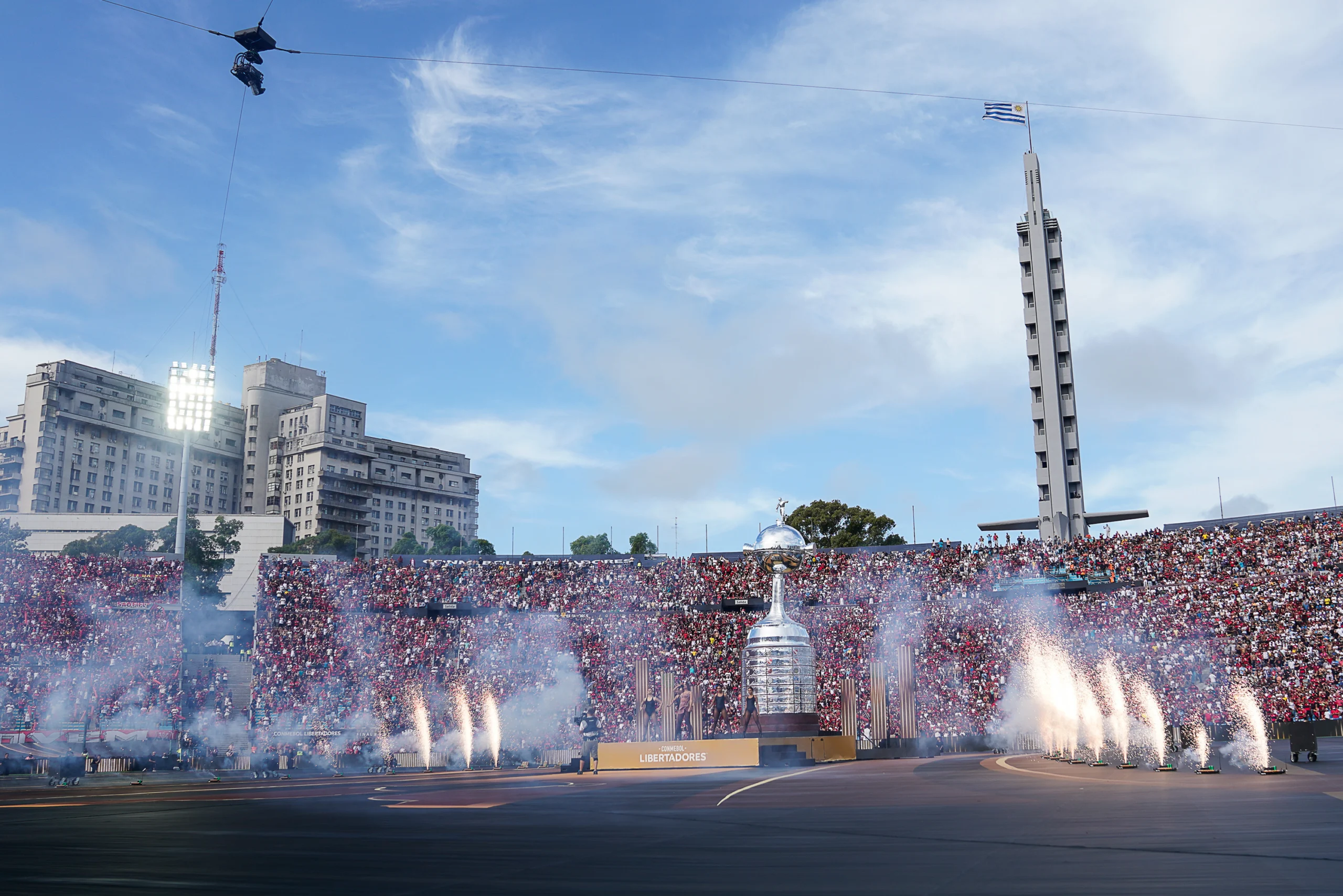 Troféu da Libertadores exposto no Estádio Centenário durante a cerimônia da final de 2021