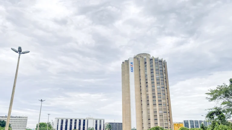 Fachada do edifício-sede da Caixa Econômica Federal em Brasília