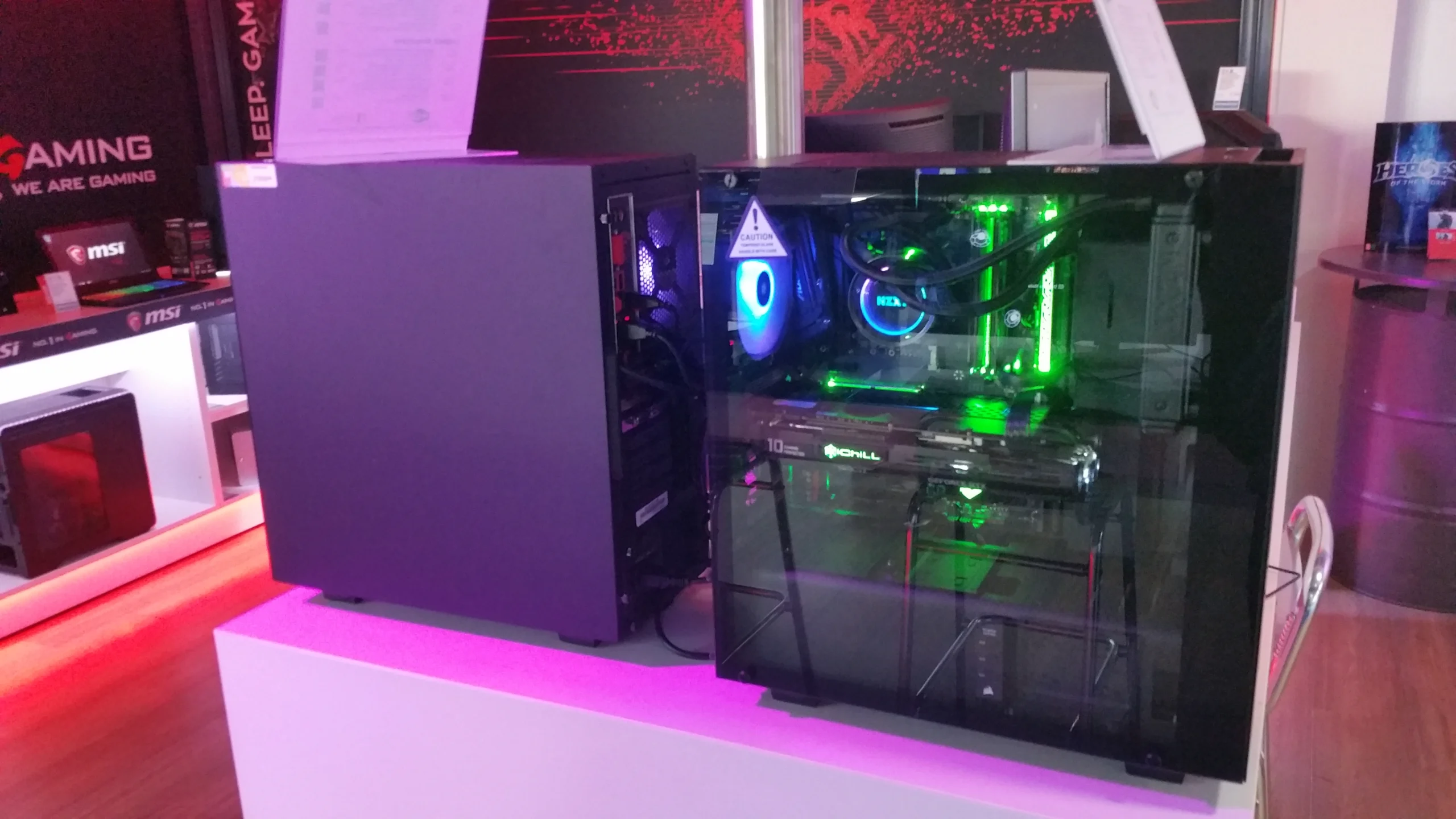 Computador gamer com iluminação interna colorida em um ambiente de tecnologia