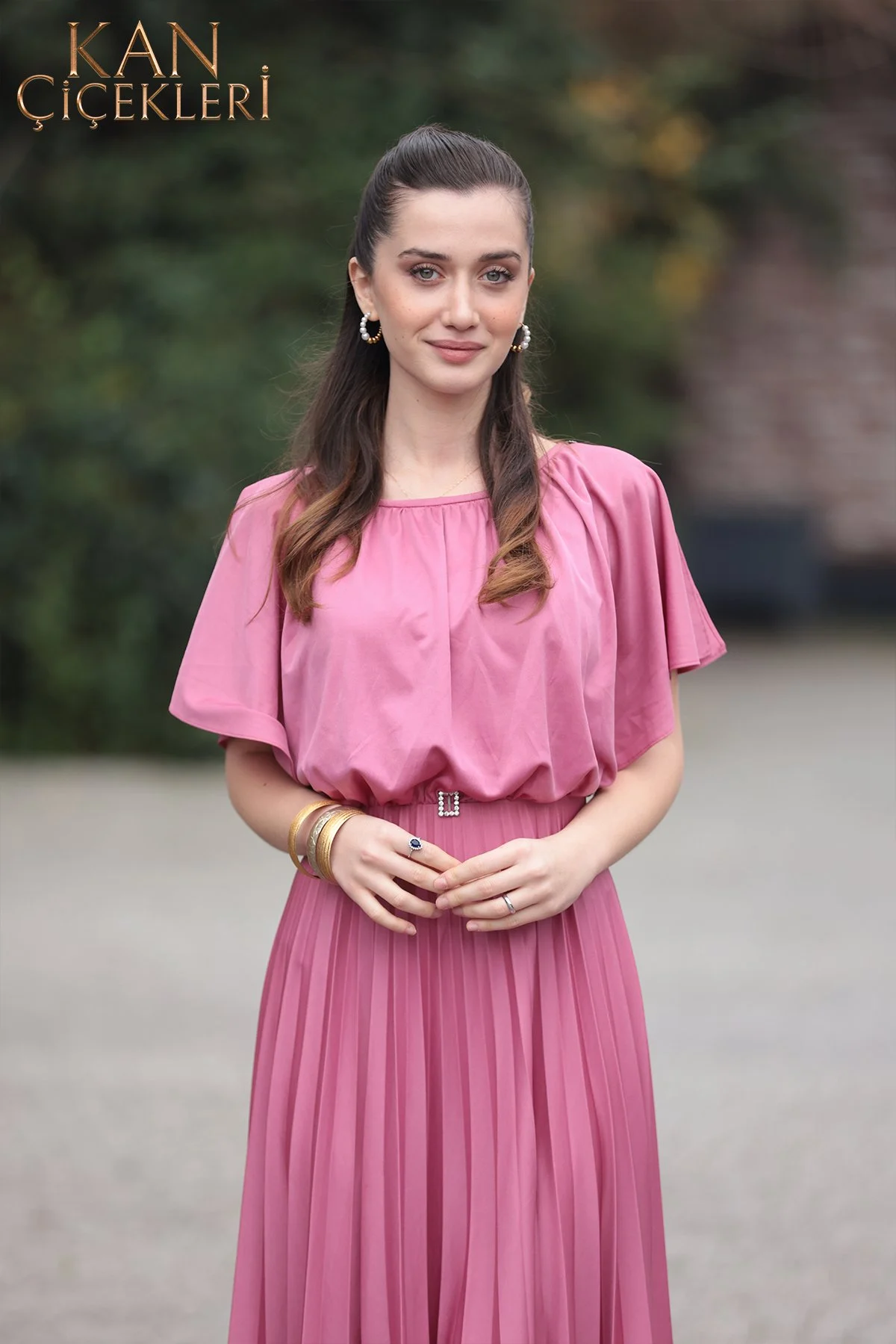 İlsu Demirci como Berfin, de vestido rosa, em foto de divulgação de Flores de Sangue.