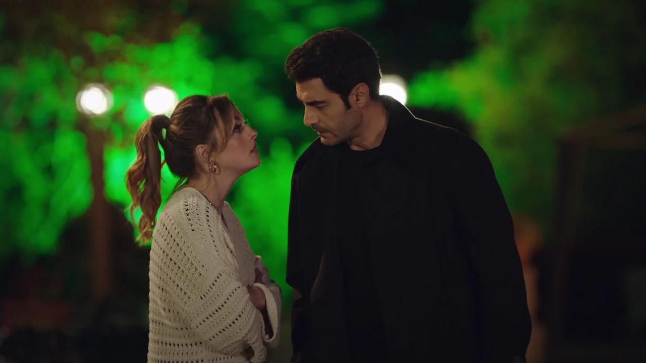 Deva e Gülcemal conversam à noite antes das reviravoltas finais da novela