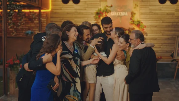 Gülcemal e seus familiares reunidos na cena final da novela turca