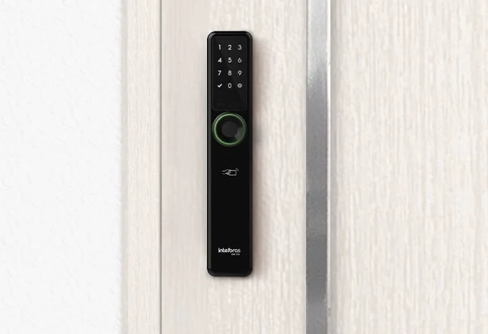 Fechadura inteligente Intelbras IFR 7001 instalada em uma porta residencial