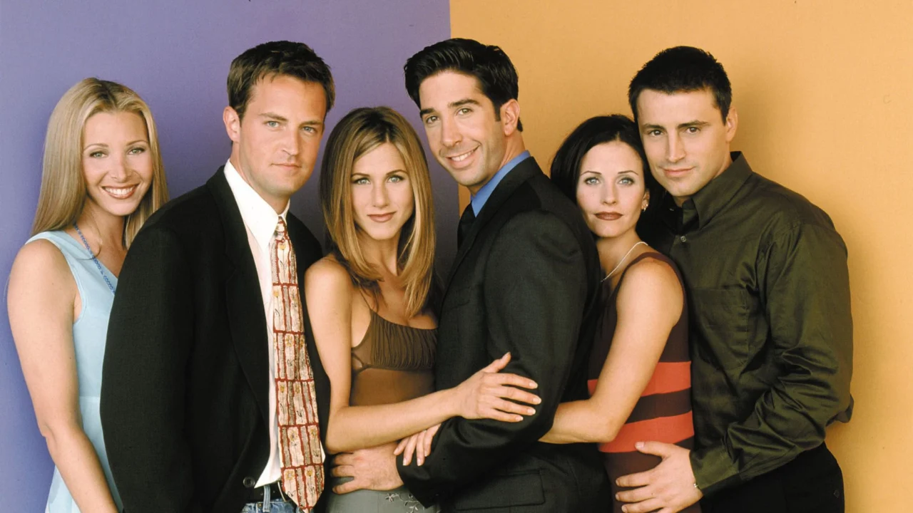 Matthew Perry com Jennifer Aniston, Lisa Kudrow, David Schwimmer, Courteney Cox e Matt LeBlanc em fotografia antiga do elenco de Friends