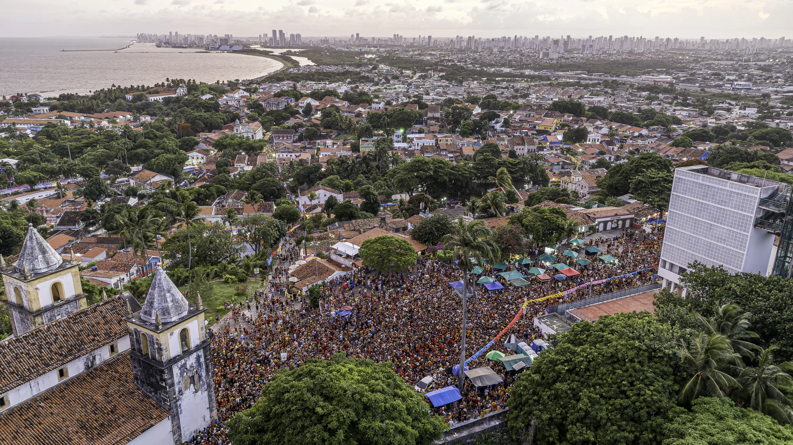 Vista aérea da multidão no Carnaval de Olinda ao lado da Catedral da Sé e do centro histórico em Pernambuco