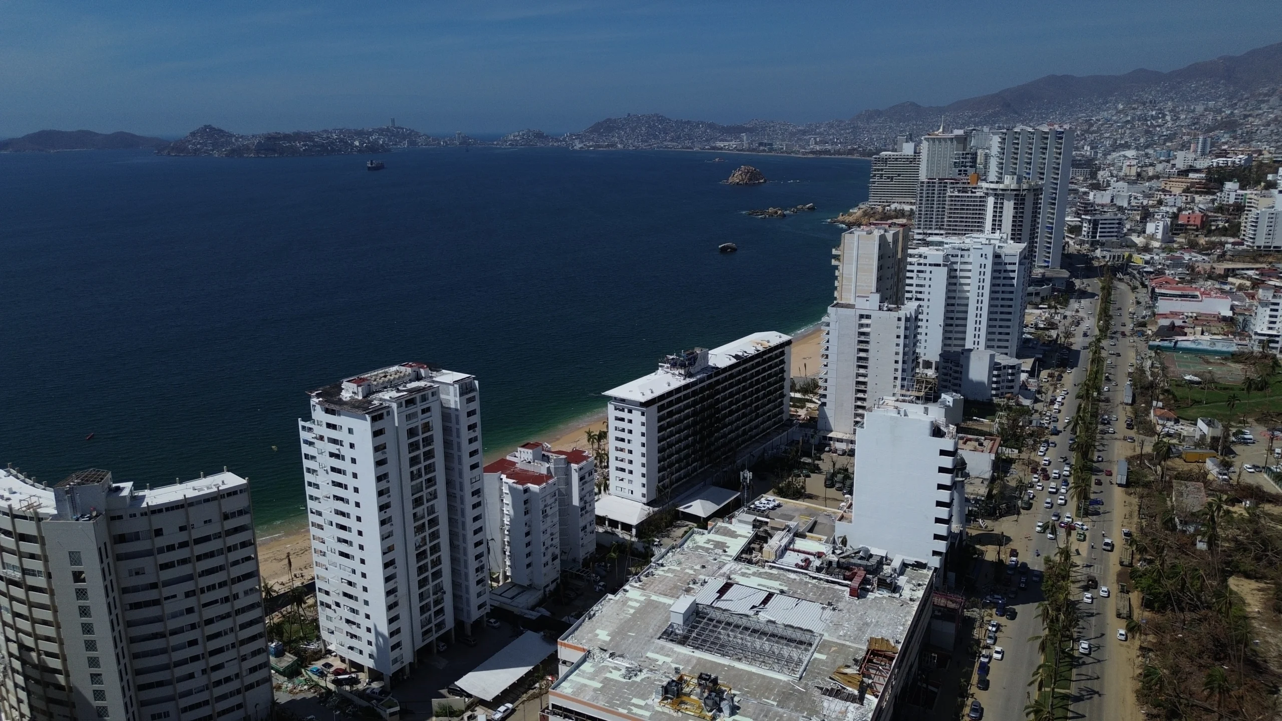 Vista aérea da baía de Acapulco e de prédios afetados pelo furacão Otis em novembro de 2023