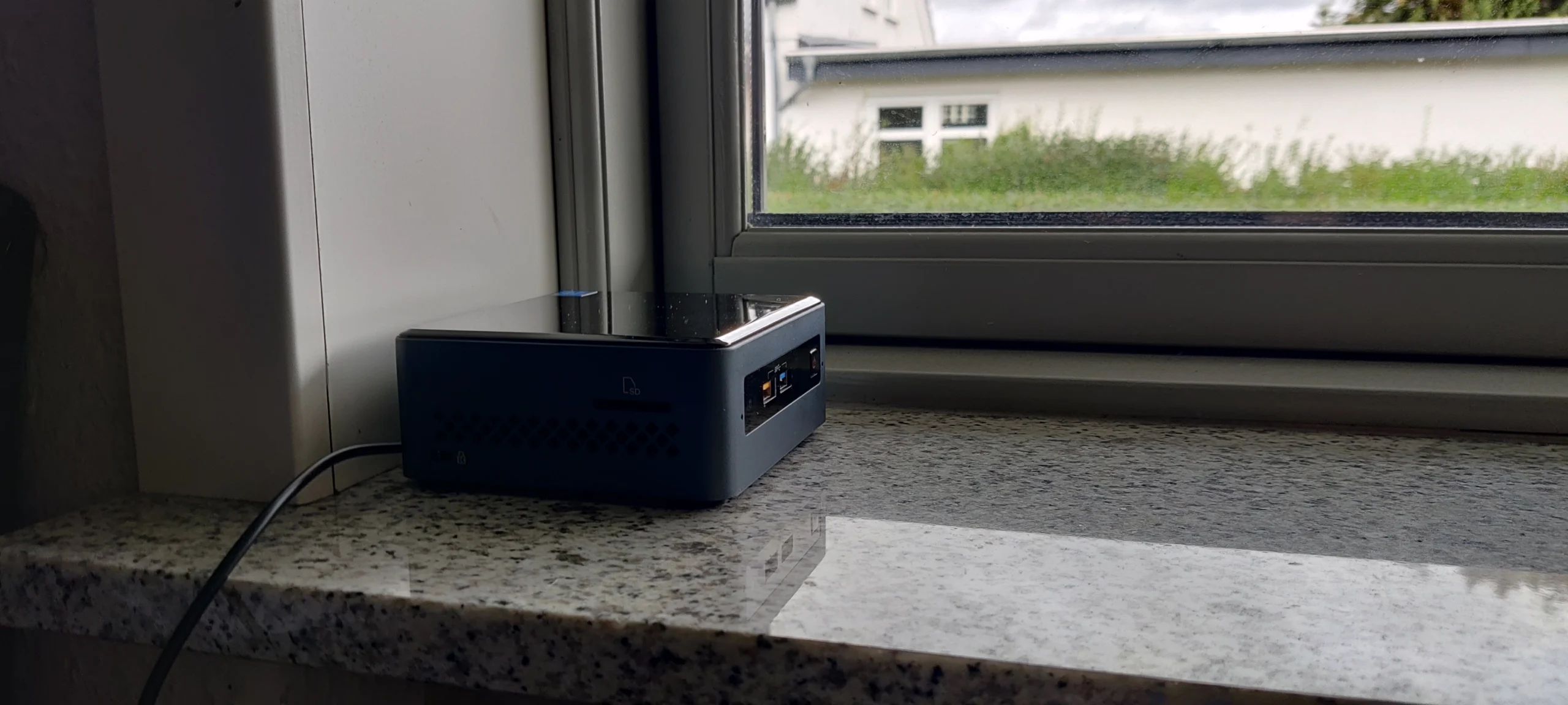 Mini PC Intel NUC compacto posicionado sobre uma bancada, exemplo de computador que pode ser reaproveitado como servidor doméstico