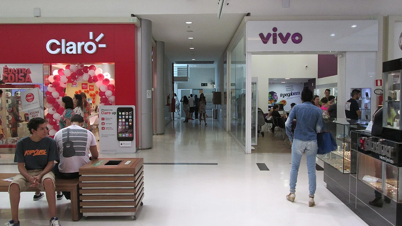 Interior do Shopping Independência, em Juiz de Fora, com corredores e lojas