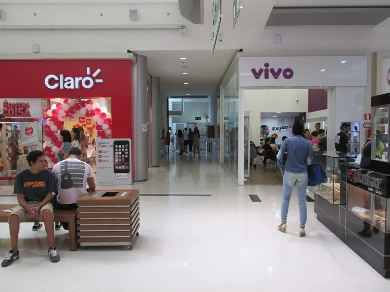 Interior do Shopping Independência, em Juiz de Fora, com corredores e lojas