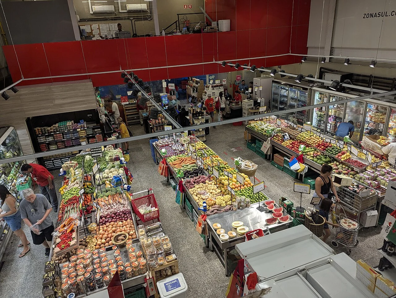 Interior de um supermercado Zona Sul, em Laranjeiras, no Rio de Janeiro