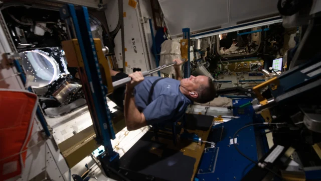 Astronauta Bob Hines faz exercício no equipamento ARED dentro da Estação Espacial Internacional