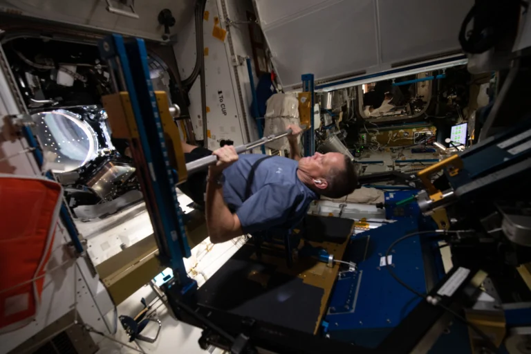 Astronauta Bob Hines faz exercício no equipamento ARED dentro da Estação Espacial Internacional