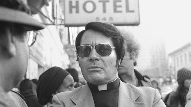 Jim Jones, fundador do Templo dos Povos, durante manifestação em São Francisco em 1977