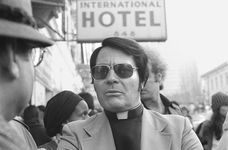 Jim Jones, fundador do Templo dos Povos, durante manifestação em São Francisco em 1977