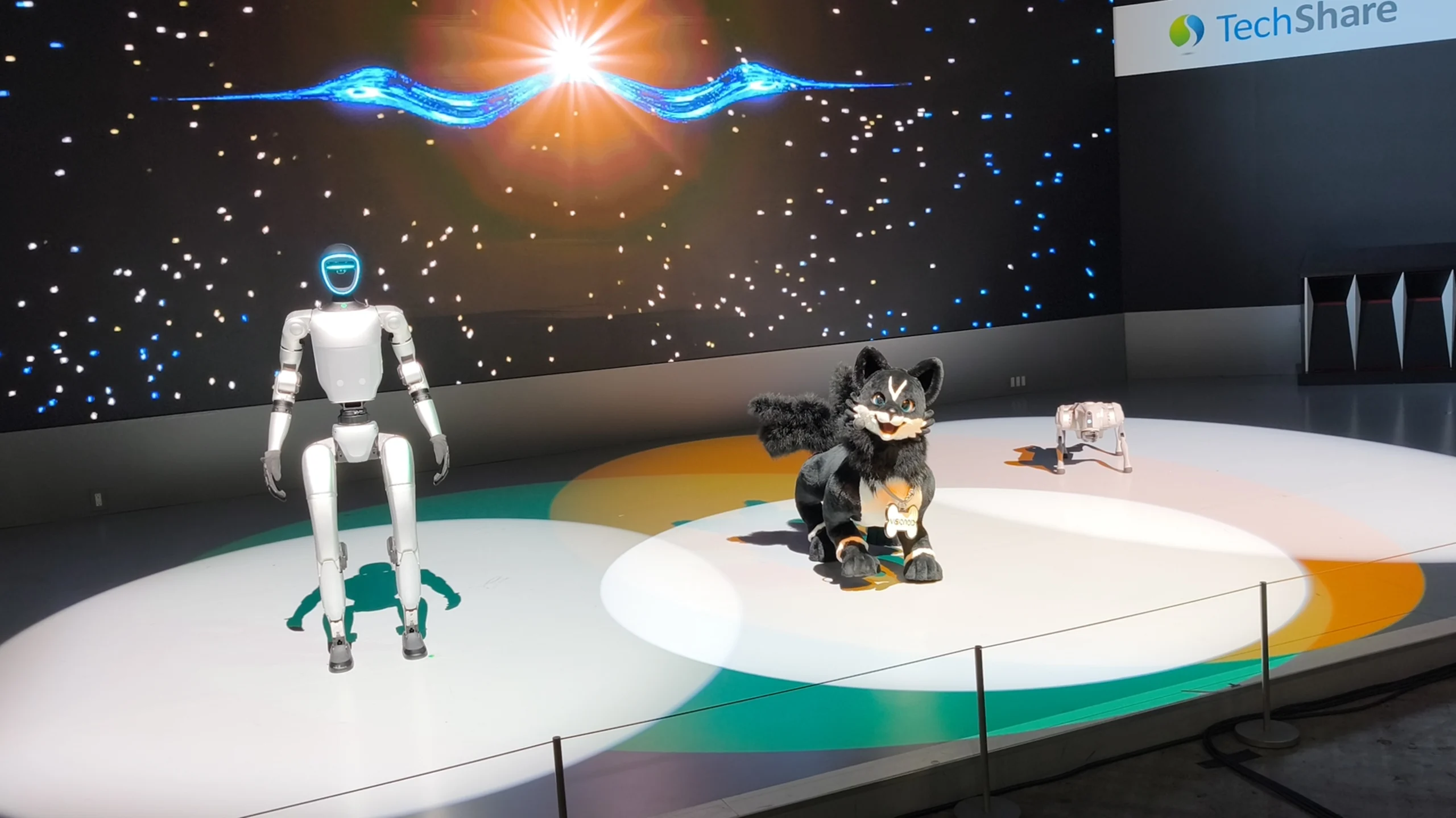 Robô humanoide Unitree G1 à esquerda durante exposição no Japan Mobility Show de 2025