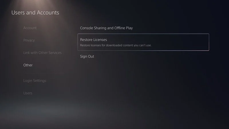 Tela do PS5 em inglês com Usuários e contas, Outros e Restaurar licenças selecionado