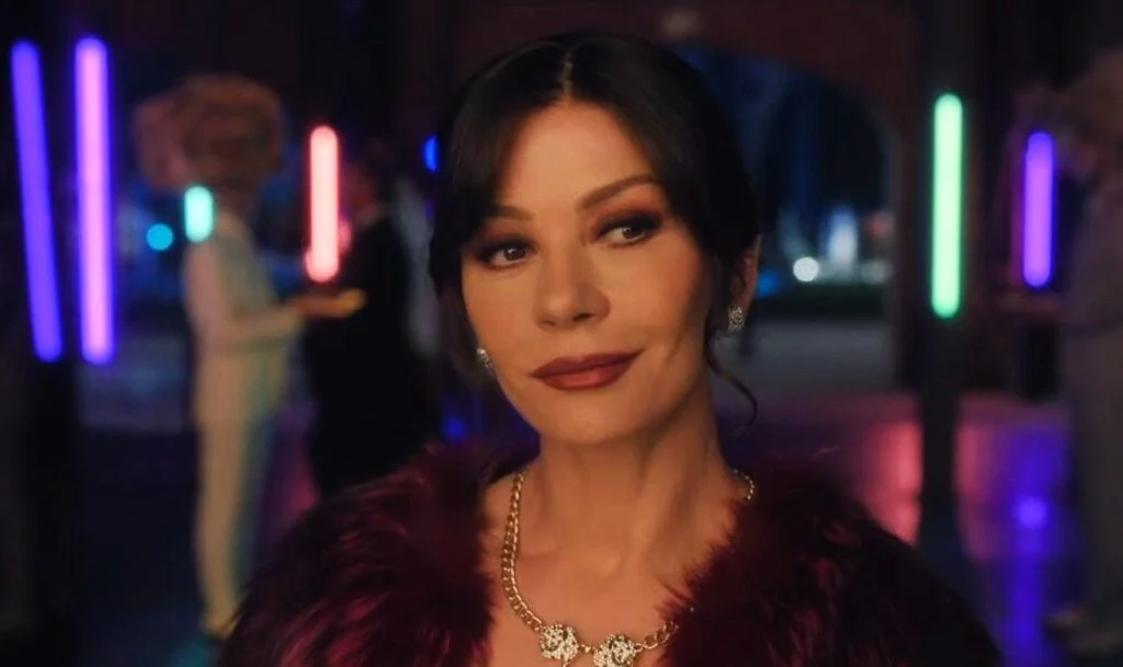 Catherine Zeta-Jones aparece como Jackie Price em cena de Kill Jackie