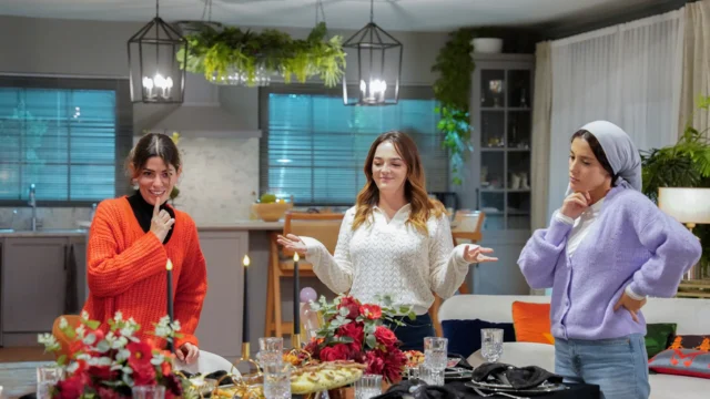 Hayriye, Songül e Medine na cozinha em foto oficial do capítulo final de Roupa Suja