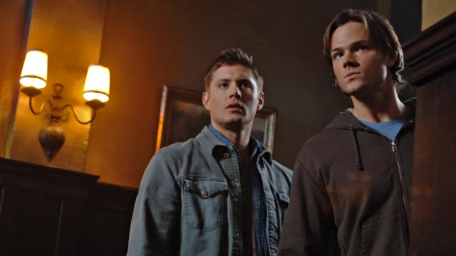 Sam e Dean Winchester, protagonistas de Supernatural, durante uma investigação