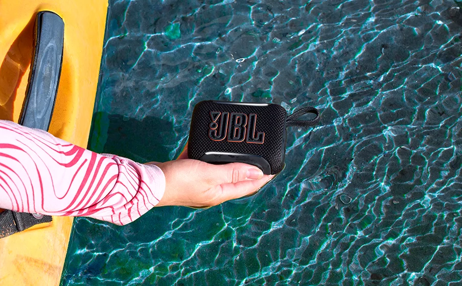 JBL Go 5 em fotografia oficial de apresentação da caixa de som portátil