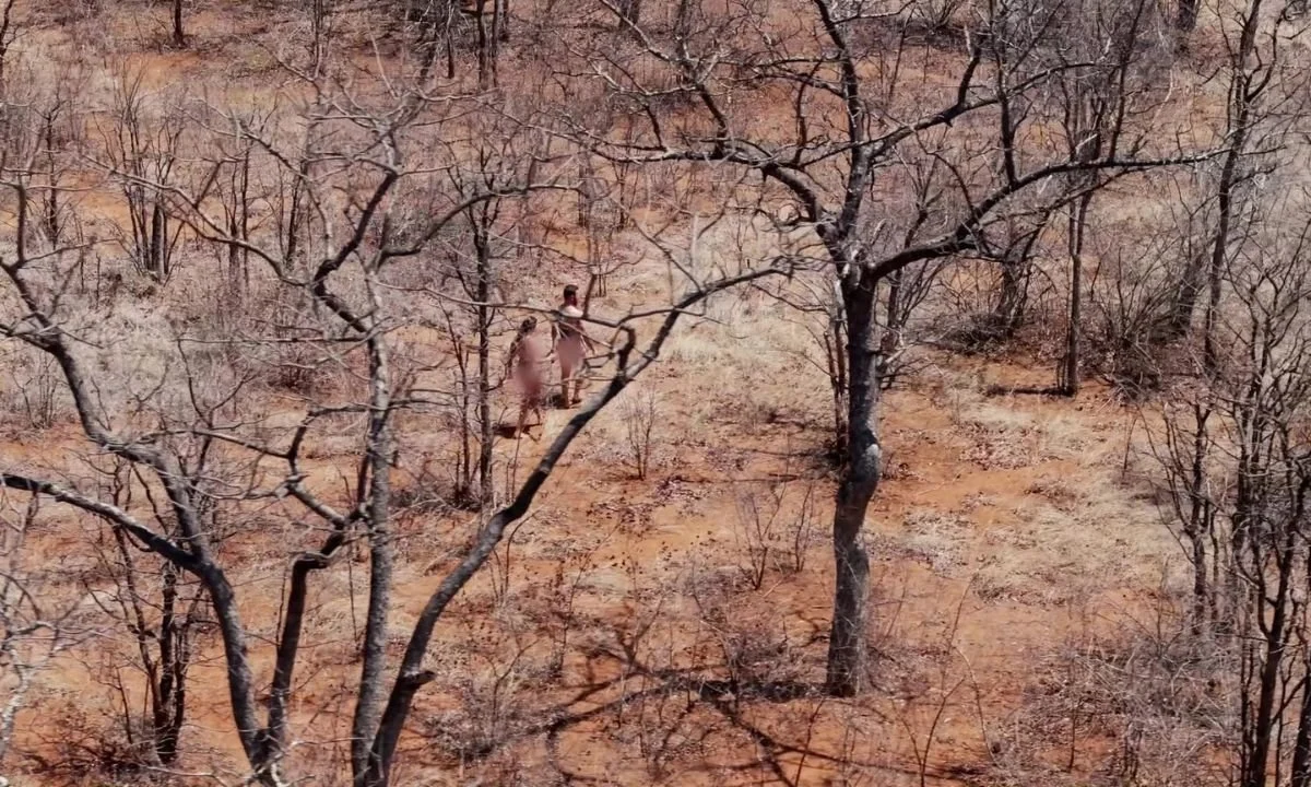 Dois participantes atravessam paisagem árida durante Largados e Pelados Brasil 4