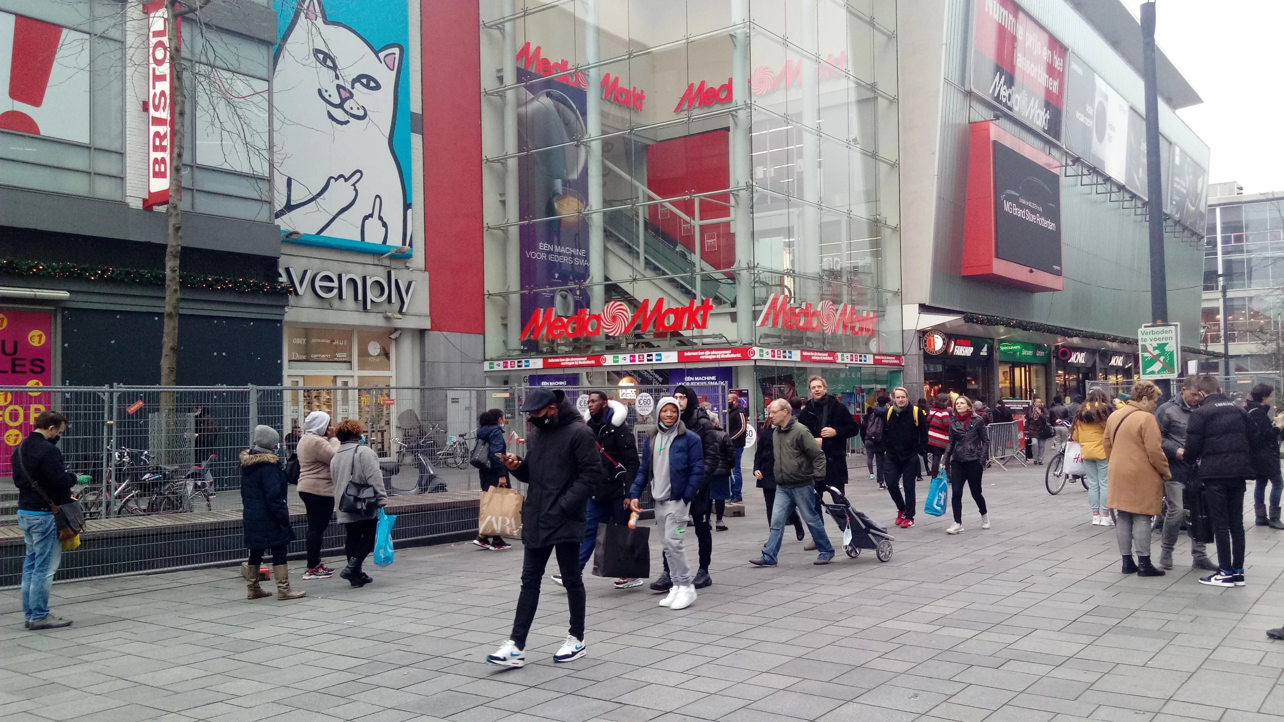 Consumidores fazendo compras durante uma Black Friday