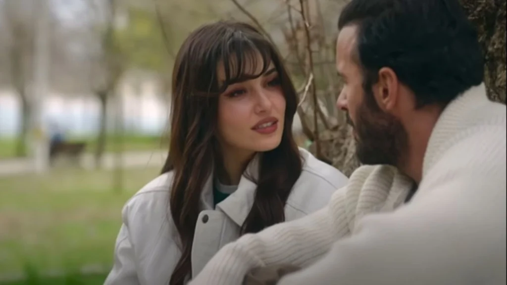 Hande Erçel como Güneş conversa com Barış Arduç como Deniz em Lembranças de um Amor