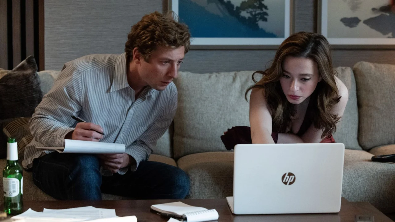 Jeremy Allen White como Jeff Horwitz e Mikey Madison como Frances Haugen analisam informações em um computador no filme The Social Reckoning
