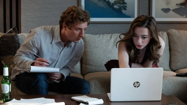 Jeremy Allen White como Jeff Horwitz e Mikey Madison como Frances Haugen analisam informações em um computador no filme The Social Reckoning