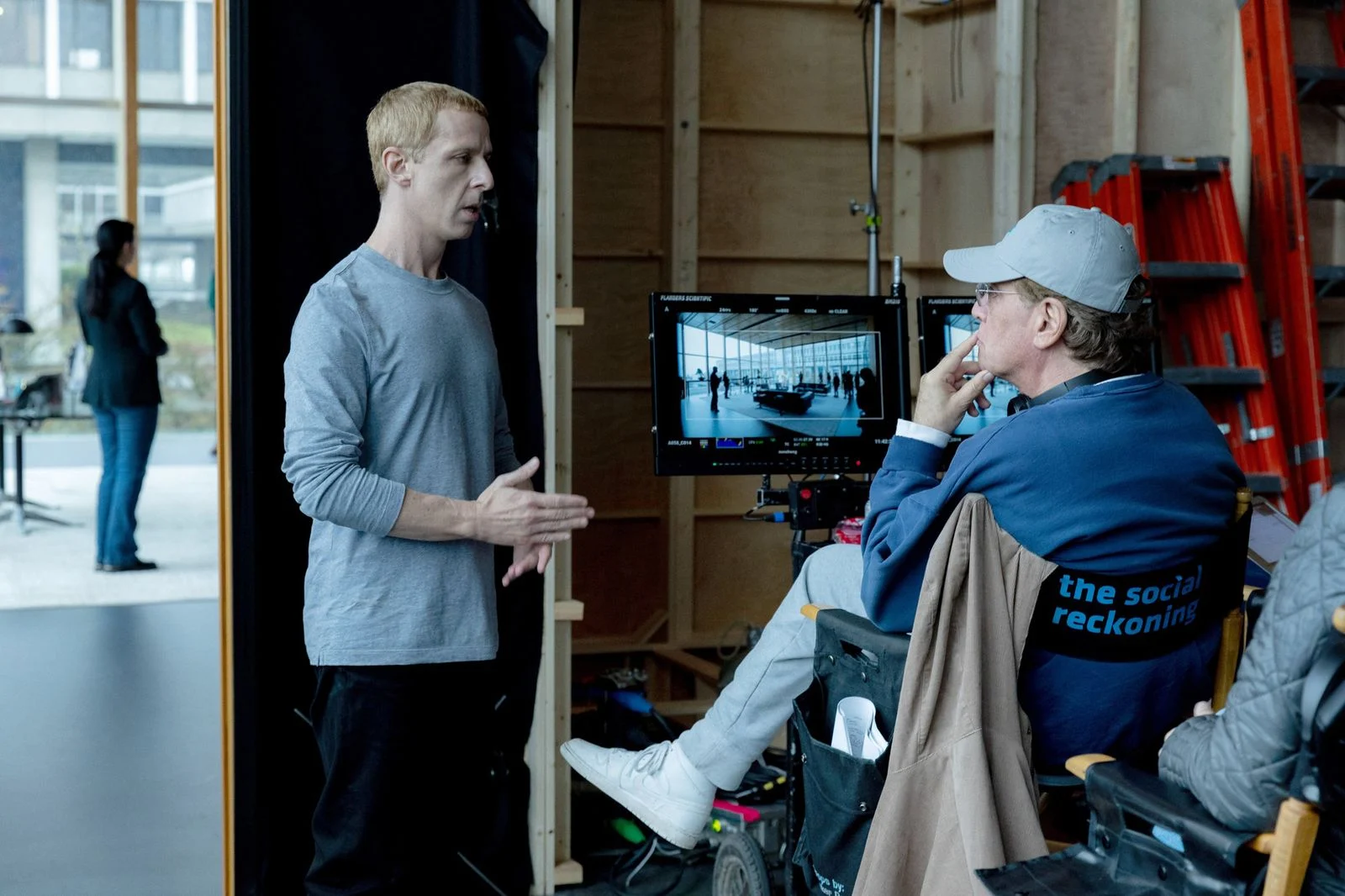 Jeremy Strong conversa com Aaron Sorkin nos bastidores das filmagens de The Social Reckoning