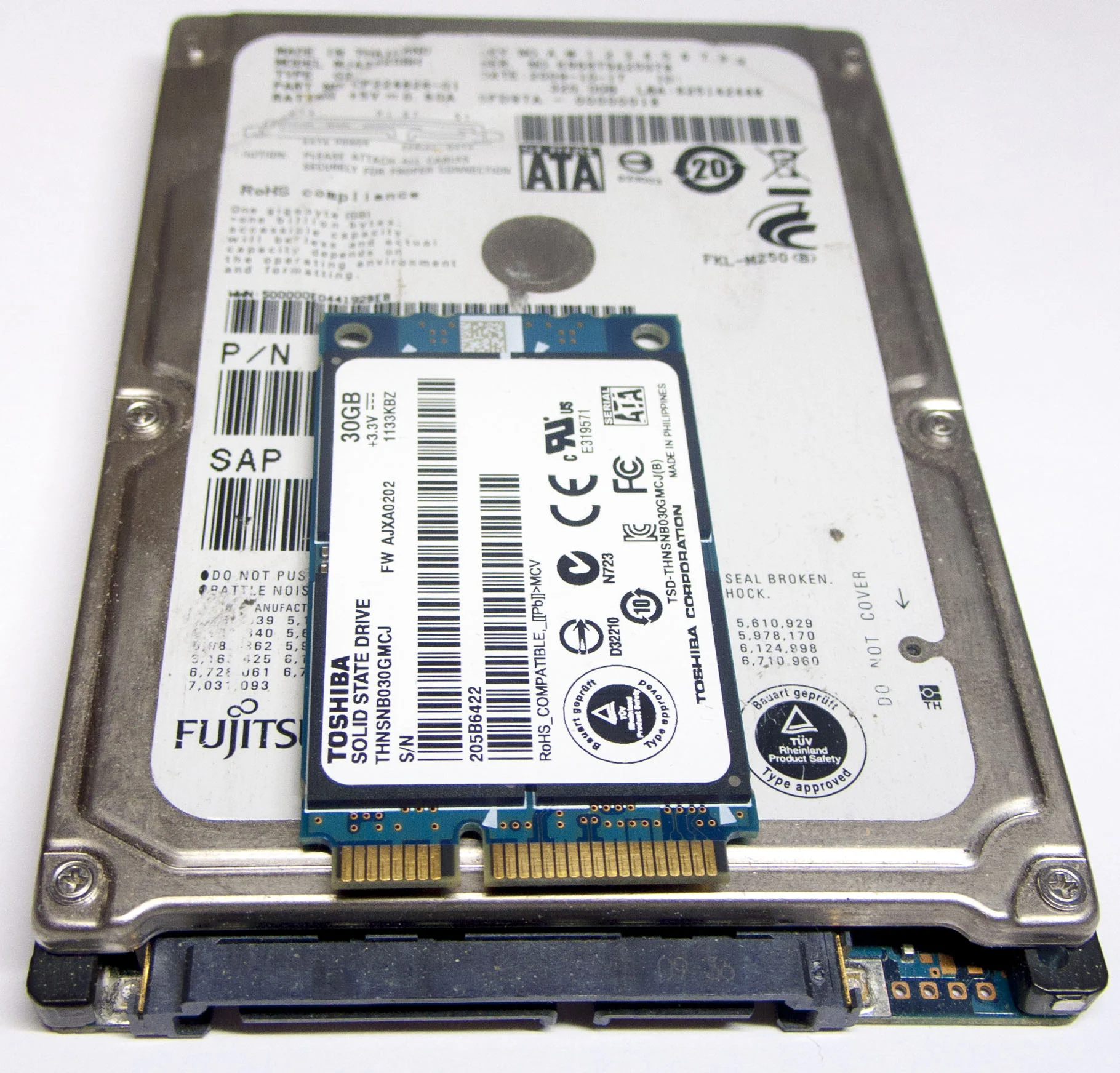 SSD compacto mSATA sobre um HD de notebook de 2,5 polegadas para comparação de formatos