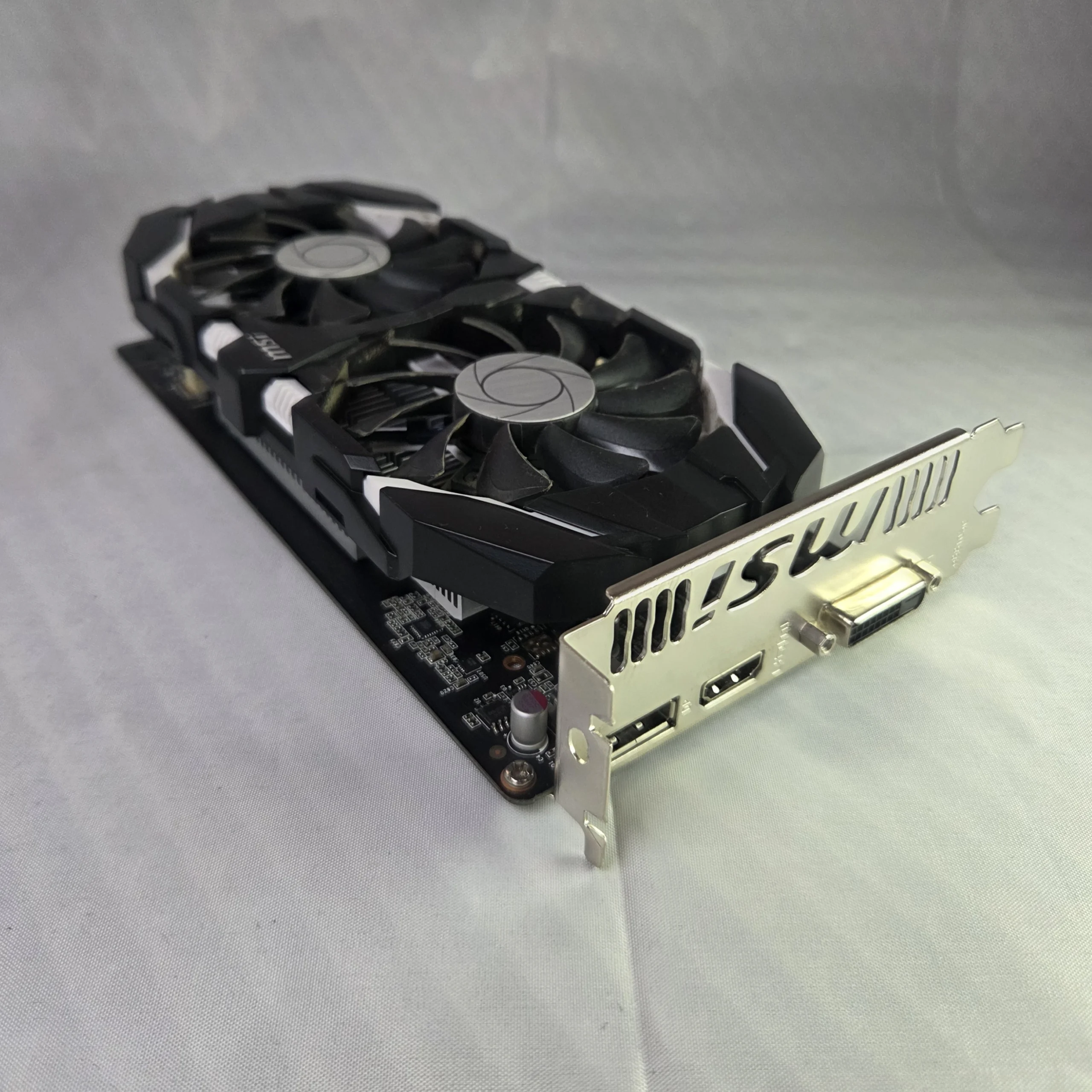 Placa de vídeo MSI GeForce GTX 1050 Ti 4GT OC de 4 GB em vista diagonal