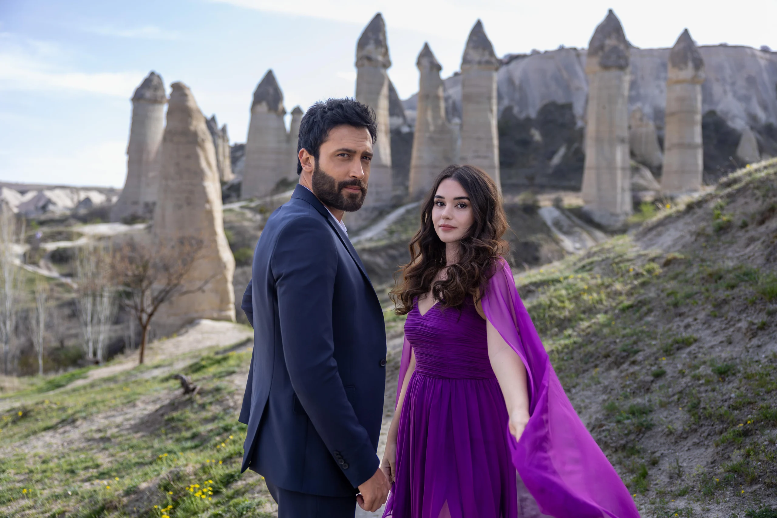 Emre Özmen e Aybüke Yılmaz como Karan e Ceylan nas paisagens da Capadócia na novela Kuma