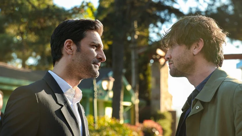 Devran e outro personagem se encaram em cena externa da novela turca Deha