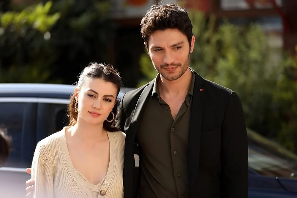 İlhan Şen e Burcu Özberk juntos como Ozan e Esra em Esqueça-me Se Puder