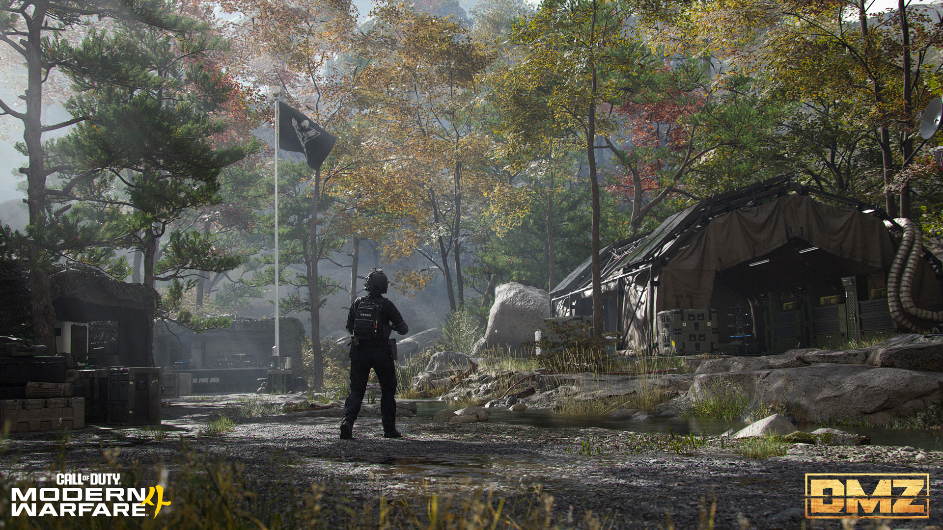 Base operacional do DMZ de Modern Warfare 4, com tendas e caixas de equipamento em uma área de floresta