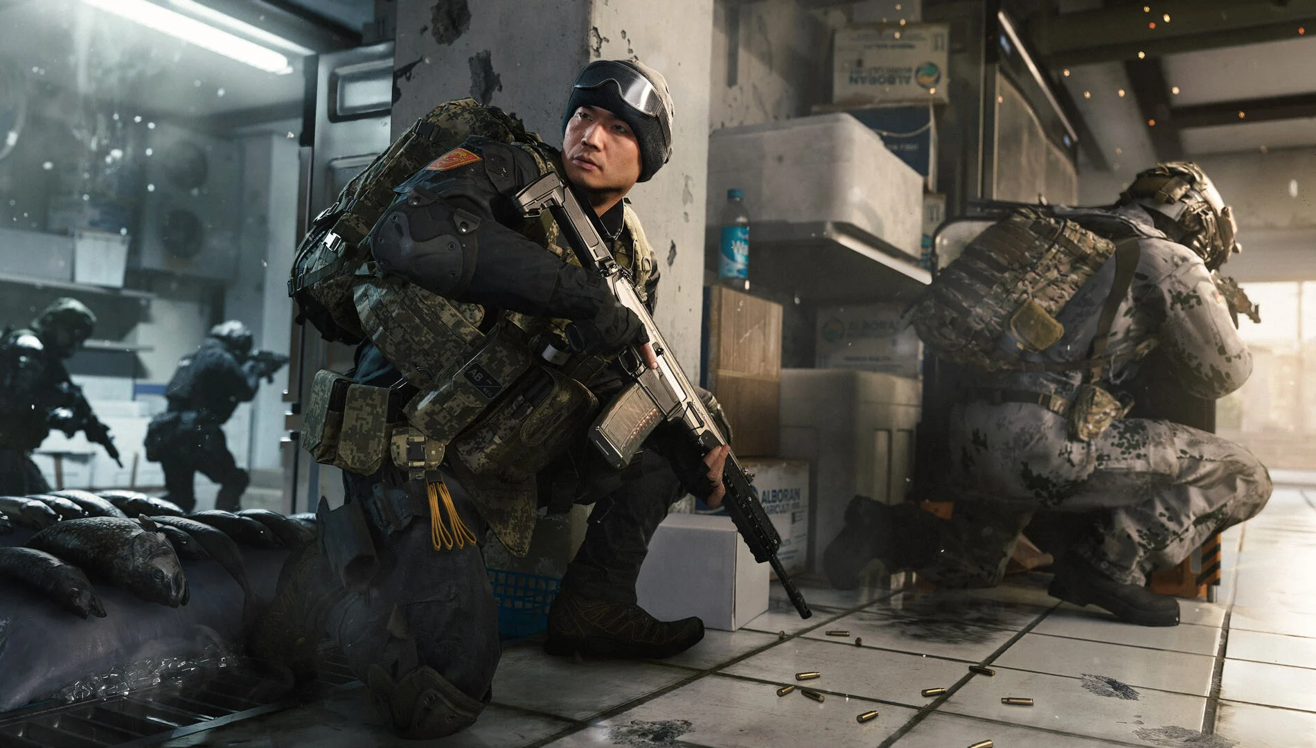 Operador armado se protege atrás de estruturas durante uma partida do multiplayer de Modern Warfare 4