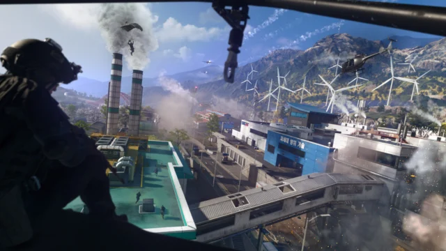 Combate multiplayer de Modern Warfare 4 em complexo industrial com helicóptero e soldados