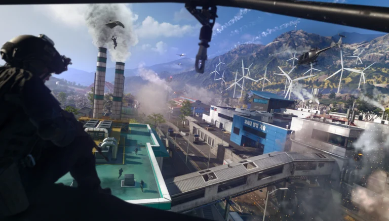 Combate multiplayer de Modern Warfare 4 em complexo industrial com helicóptero e soldados