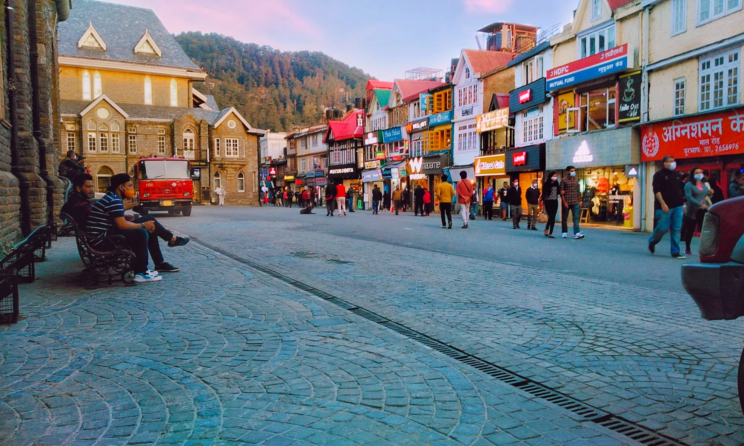 Mall Road em Shimla, na Índia, rua histórica utilizada como locação de Instinto de Mãe