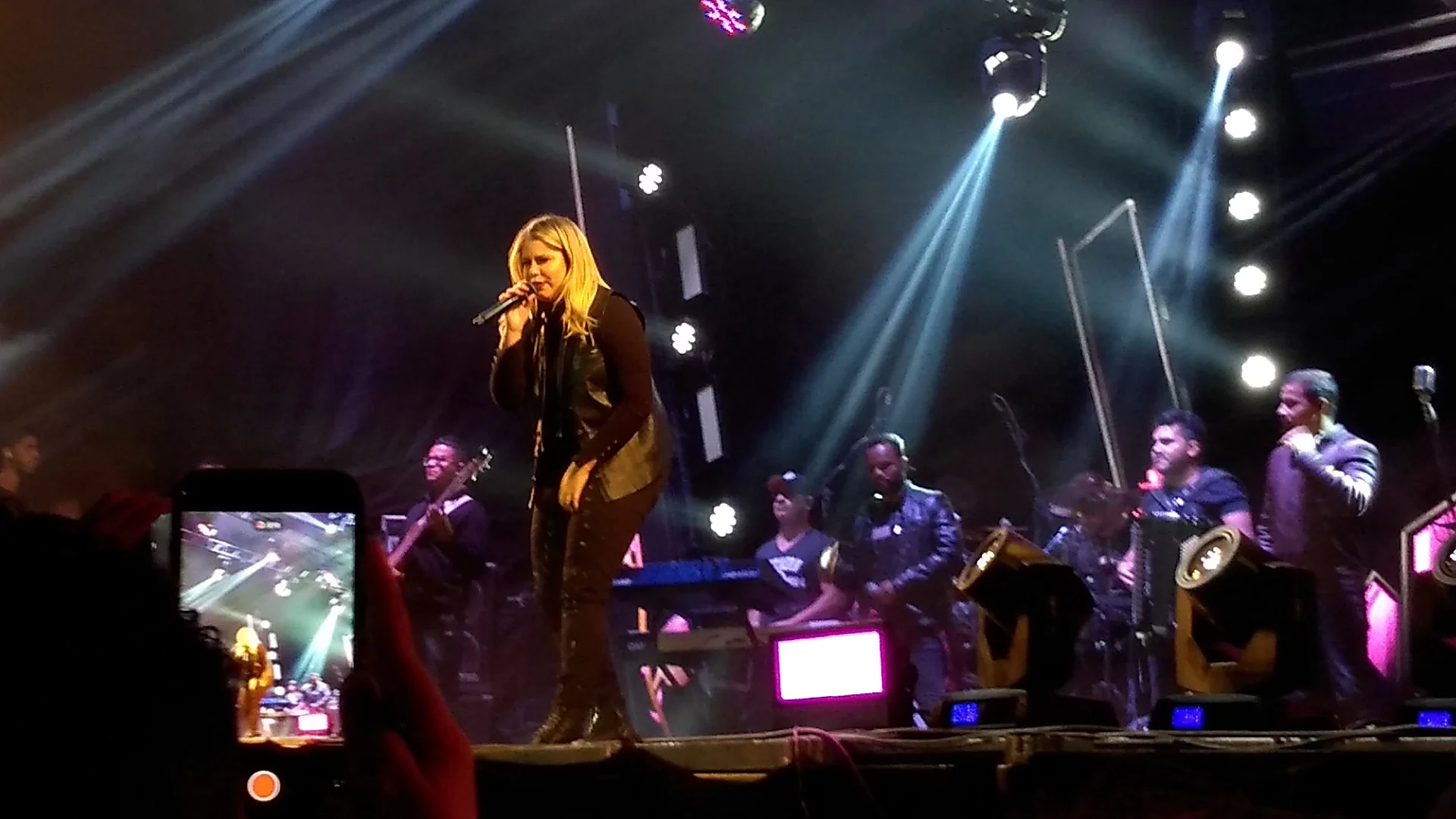 Marília Mendonça se apresenta no palco da Expo Araçatuba em 2018 acompanhada de músicos